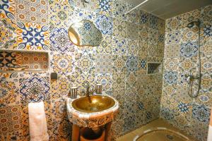 Koupelna v ubytování Luxury Riad Mounia