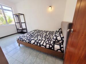Un dormitorio con una cama en una habitación con ventana. en Lovely Apartment in Relaxing Homey Environment, en Pannipitiya
