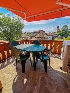 einen blauen Tisch und Stühle auf dem Balkon in der Unterkunft Къща за гости,,Вила Росица,, in Shabla