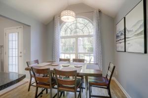 comedor con mesa, sillas y ventana en Pooler Travelers Retreat VI - Entire House - en Savannah