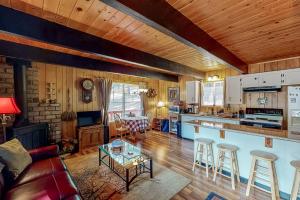 uma cozinha e sala de estar com um sofá e uma mesa em Mellow Deer em Groveland