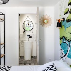 een badkamer met een wastafel en een spiegel bij Les Volets Rouges - Hôtel Cassis - Situé dans le Parc National des Calanques - Parking Gratuit in Cassis