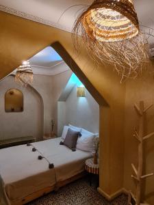 ein Schlafzimmer mit einem Bett mit einer großen Decke in der Unterkunft Riad Casa Sophia in Marrakesch