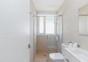 a bathroom with a shower and a toilet and a sink at Moderno apartamento urbano en barrio histórico 2ºI in Santa Cruz de Tenerife +15 photos