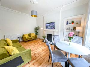 ein Wohnzimmer mit einem Sofa und einem Tisch in der Unterkunft Desirable 2 Bed Apt Near Edinburgh Castle in Edinburgh