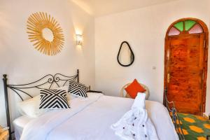 Postel nebo postele na pokoji v ubytování Luxury Riad Mounia