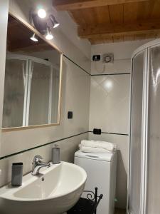 La salle de bains est pourvue d'un lavabo et d'un lave-linge. dans l'établissement Archi di sole - Appartamenti, à Riccò del Golfo di Spezia