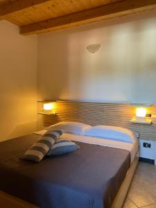 - une chambre avec un grand lit et 2 lampes dans l'établissement Archi di sole - Appartamenti, à Riccò del Golfo di Spezia