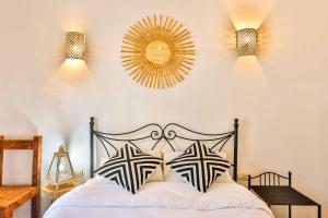 Postel nebo postele na pokoji v ubytování Luxury Riad Mounia