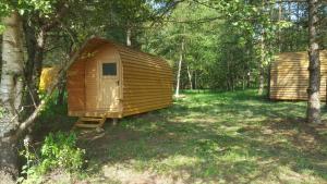 a wooden cabin in the middle of a forest at Glamping Pod in Nordholz