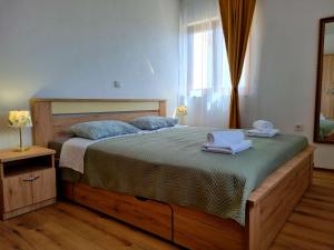 una camera da letto con un letto e due asciugamani di Apartment Leona a Jezera