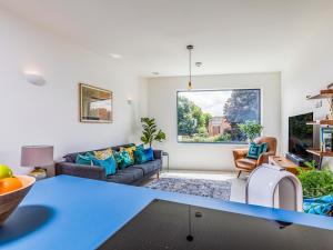 Χώρος καθιστικού στο Pass the Keys Modern 2 Bedroom City Apartment With Parking