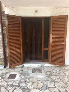 una puerta abierta de un edificio con puertas de madera en The square en Mariaí
