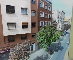een appartementencomplex aan de straatkant bij Barcelona Apartamento en planta baja con Terraza in Hospitalet de Llobregat