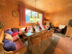 a living room with a table and chairs at URIGES Chalet auf über 1250m +DAMPFBAD +NETFLIX! in Hohentauern