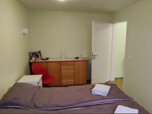 Postel nebo postele na pokoji v ubytování Bakland ad Lágafelli Apartment