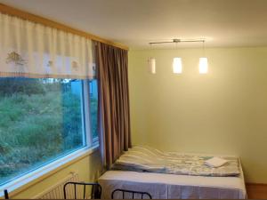 Postel nebo postele na pokoji v ubytování Bakland ad Lágafelli Apartment