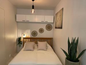 Een bed of bedden in een kamer bij Lux home II