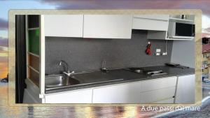 Kuchyň nebo kuchyňský kout v ubytování A due passi dal mare + 9 fotografií