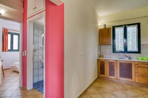 Koupelna v ubytování Analipsi Beach Front Villas + 27 fotografií