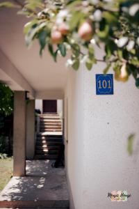niebieski znak na boku budynku w obiekcie Music House Apartment w mieście Tuzla