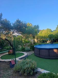 un patio trasero con piscina y patio de juegos en Apartments PHARIA, en Jelsa