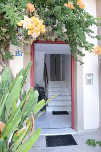 un pasillo de un edificio con escaleras y flores en Ducky House, en Preveza