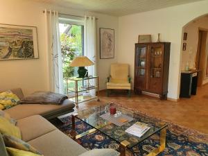 Ferienwohnung Stadler في لانغنارغن: غرفة معيشة مع أريكة وطاولة زجاجية