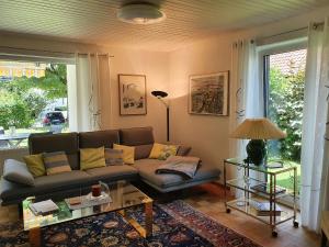un soggiorno con divano e tavolo di Ferienwohnung Stadler a Langenargen