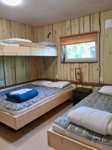 Dviaukštė lova arba lovos apgyvendinimo įstaigoje Annimatsi Camping