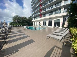 Kolam renang di atau dekat dengan Boutique-Style Miami Apt, Comfort, Design & Sea View -26A
