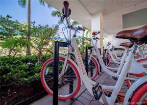 Berbasikal di atau sekitar Boutique-Style Miami Apt, Comfort, Design & Sea View -26A