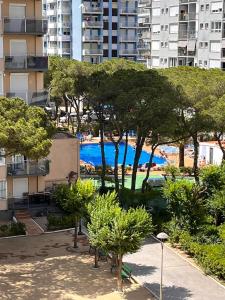 Der Swimmingpool an oder in der Nähe von Apartamento Vacacional & Holiday