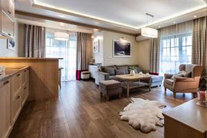 een grote woonkamer met een bank en een tafel bij Apart4Sleepers Sienkiewicza in Zakopane