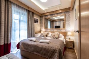 een slaapkamer met een bed met twee handdoeken erop bij Apart4Sleepers Sienkiewicza in Zakopane