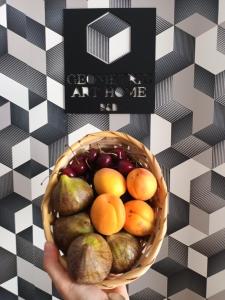 una persona che tiene un cesto di frutta su un muro di Geometric Art Home a Bari