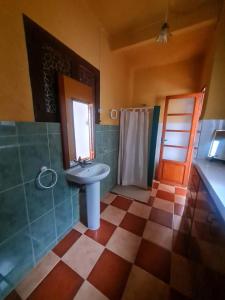 y baño con lavabo y ducha. en Casa Rural Los Pequeños (Monserrat) en Monserrat