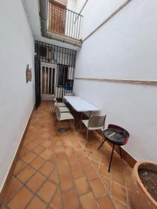 una camera con tavolo e sedie su un pavimento piastrellato di Casa Rural Los Pequeños (Monserrat) a Monserrat Altre 22 foto
