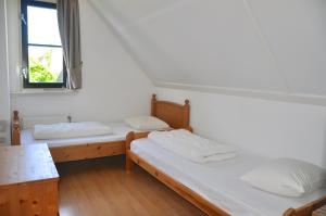 2 camas en una habitación con ventana en Buitenplaats 86, en Callantsoog