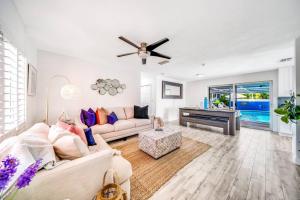 ein Wohnzimmer mit einer Couch und einem Klavier in der Unterkunft Pool and Hot Tub Just 10 Close to All in Fort Lauderdale