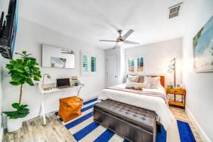 ein Schlafzimmer mit einem Bett und einem Deckenventilator in der Unterkunft Pool and Hot Tub Just 10 Close to All in Fort Lauderdale + 36 Fotos