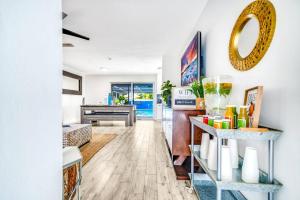 ein Wohnzimmer mit einem Tisch und einem Klavier in der Unterkunft Pool and Hot Tub Just 10 Close to All in Fort Lauderdale