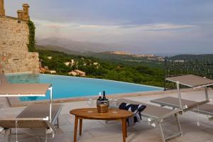 Bazén v ubytovaní Villa Evas Castle Crikvenica Riviera alebo v jeho blízkosti