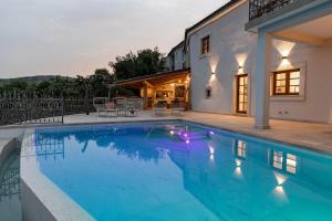 Bazén v ubytovaní Villa Evas Castle Crikvenica Riviera alebo v jeho blízkosti