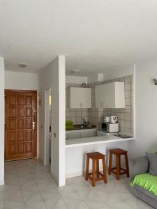 een keuken en een woonkamer met een bank en een tafel bij Apt Los Cristianos Beach 1 in Los Cristianos