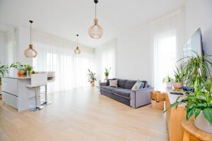 Posezení v ubytování New! Spacious apartment in marina with a balcony