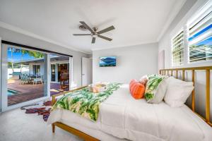 ポンパノビーチにあるPompano Pool Paradiseのベッドと大きな窓のある寝室 +61枚の写真