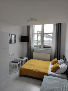 1 dormitorio con cama y ventana en MALTINA, en Malbork