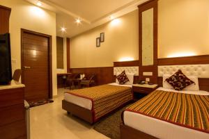 Postel nebo postele na pokoji v ubytování Hotel Aster Inn New Delhi