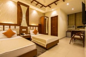 Postel nebo postele na pokoji v ubytování Hotel Aster Inn New Delhi
